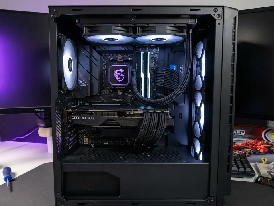 Złożony komputer gamingowy z chłodzeniem wodnym, kartą GeForce RTX i podświetleniem RGB